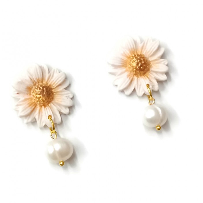 Flowers and pearls - Σκουλαρίκια μαργαρίτες από λευκό πηλό και μαργαριτάρια