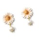 Flowers and pearls - Σκουλαρίκια μαργαρίτες από λευκό πηλό και μαργαριτάρια