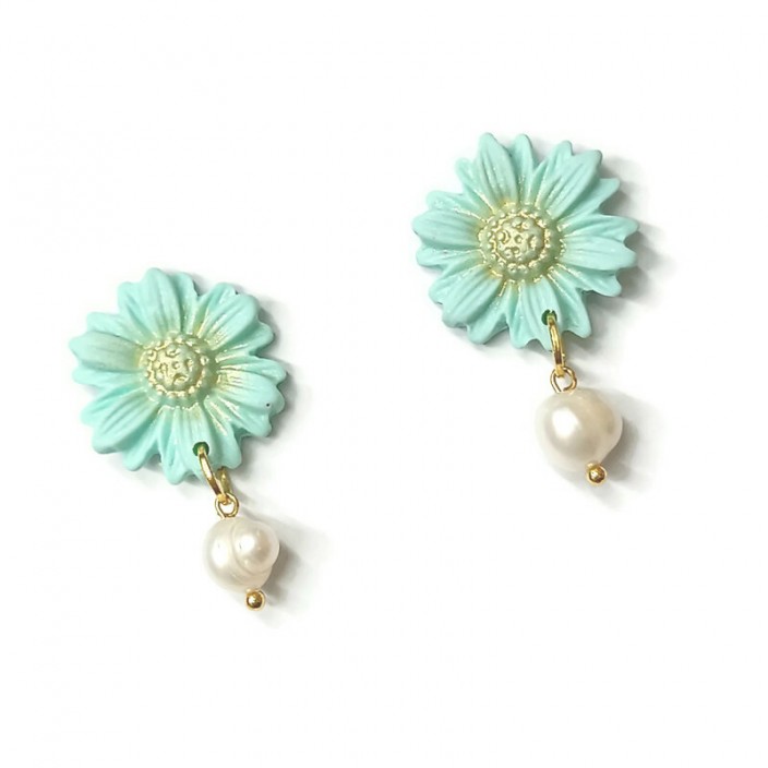 Flowers and pearls - Σκουλαρίκια μαργαρίτες από πράσινο της μέντας πηλό και μαργαριτάρια