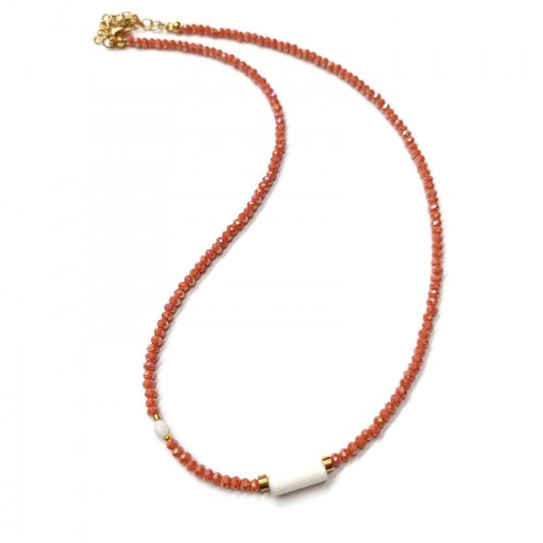 Κολιέ με σκούρα σομόν ιριδίζον κρύσταλλα και λευκή μπάρα - μάτι της γάτας