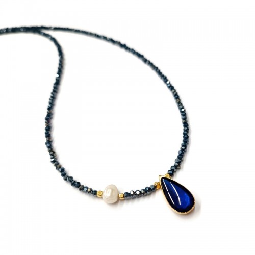 Κολιέ με μπλε ιριδίζον κρύσταλλα, επίχρυσο δάκρυ με μπλε σμάλτο και σομόν μαργαριτάρι