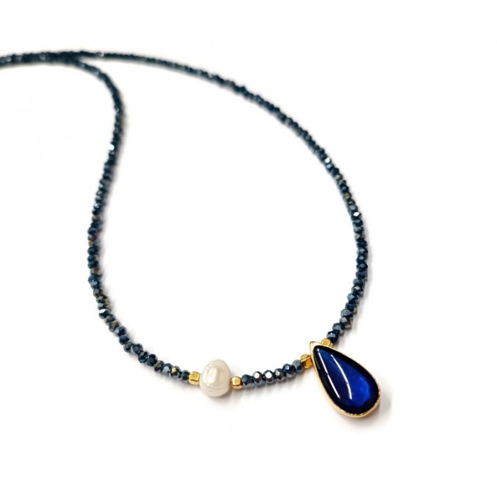 Κολιέ με μπλε ιριδίζον κρύσταλλα, επίχρυσο δάκρυ με μπλε σμάλτο και σομόν μαργαριτάρι