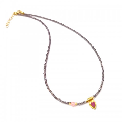 Κολιέ με μωβ ιριδίζον κρύσταλλα, ροζ νεφρίτη και επίχρυση καρδιά με φούξια σμάλτο