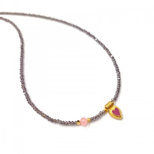 Κολιέ με μωβ ιριδίζον κρύσταλλα, ροζ νεφρίτη και επίχρυση καρδιά με φούξια σμάλτο