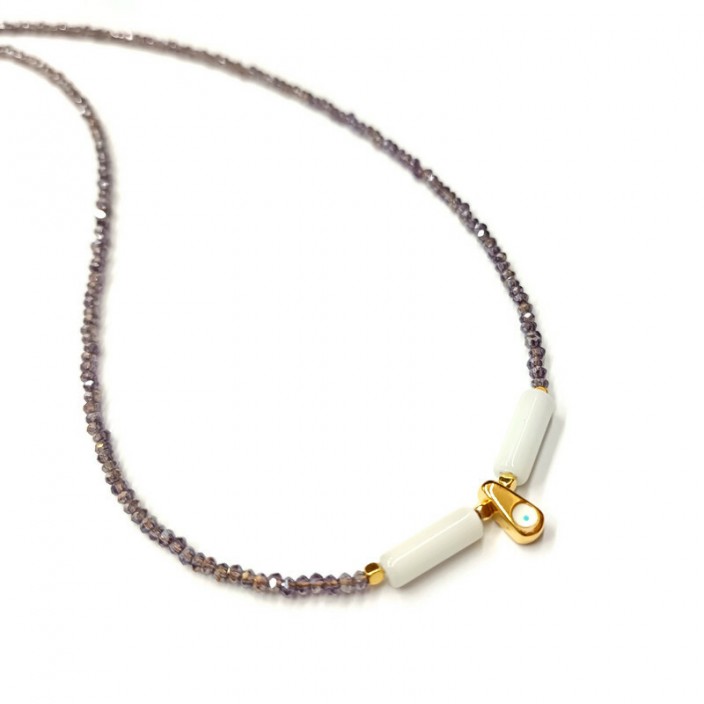 Κολιέ με μωβ ιριδίζον κρύσταλλα, λευκό μάτι της γάτας και επίχρυσο ματάκι δάκρυ