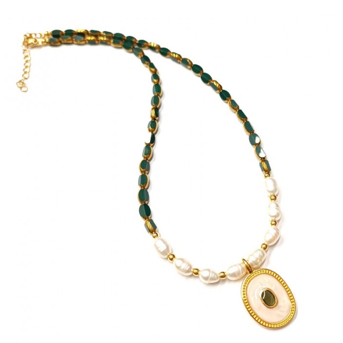 Κολιέ με πράσινες -χρυσές χάντρες, μαργαριτάρια και οβάλ στοιχείο με λευκό/πράσινο σμάλτο