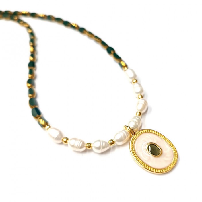 Κολιέ με πράσινες -χρυσές χάντρες, μαργαριτάρια και οβάλ στοιχείο με λευκό/πράσινο σμάλτο
