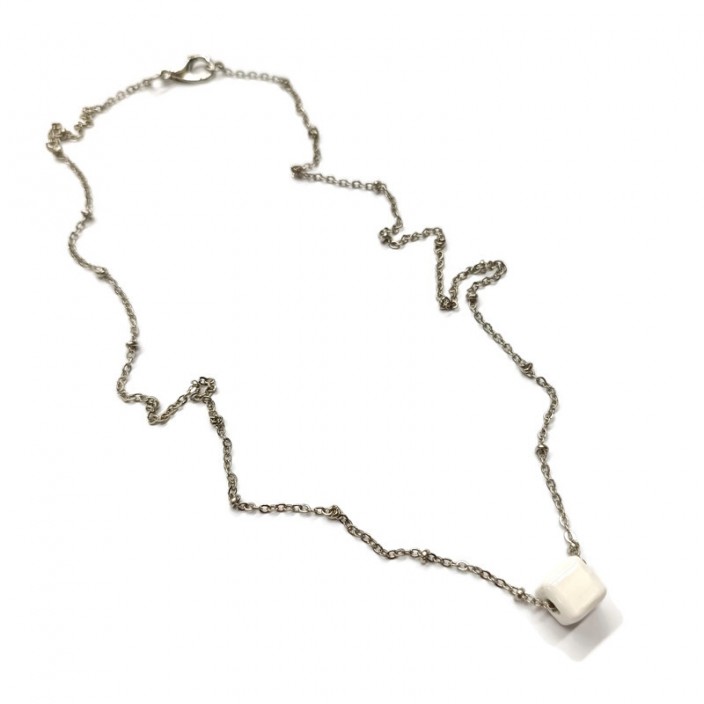 Κολιέ με ατσάλινη αλυσίδα και λευκό κύβο