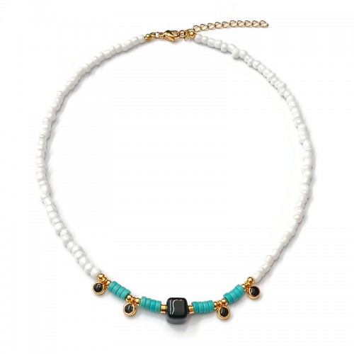 Κολιέ με λευκές μίνι χάντρες κεραμικό μαύρο κύβο και charms με μαύρο σμάλτο