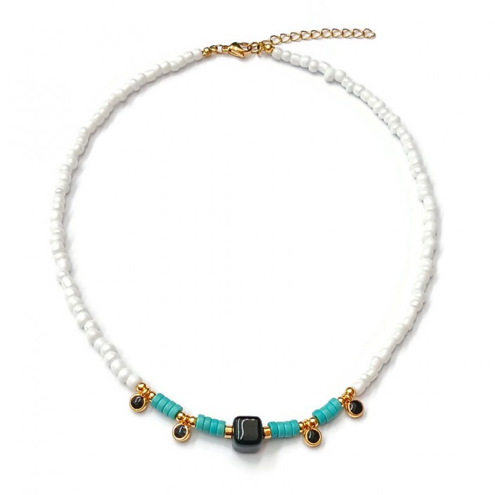 Κολιέ με λευκές μίνι χάντρες κεραμικό μαύρο κύβο και charms με μαύρο σμάλτο