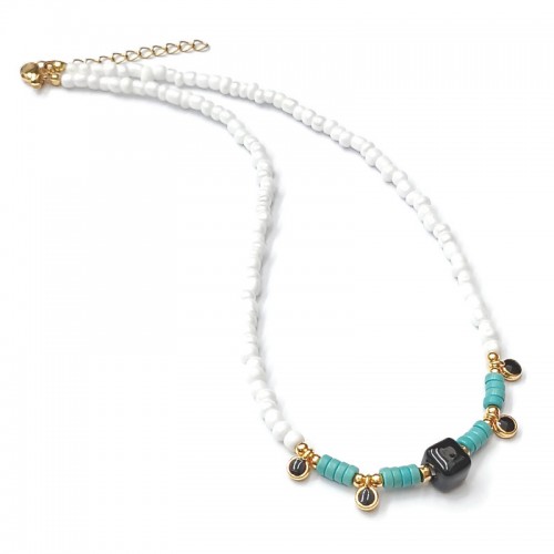 Κολιέ με λευκές μίνι χάντρες κεραμικό μαύρο κύβο και charms με μαύρο σμάλτο