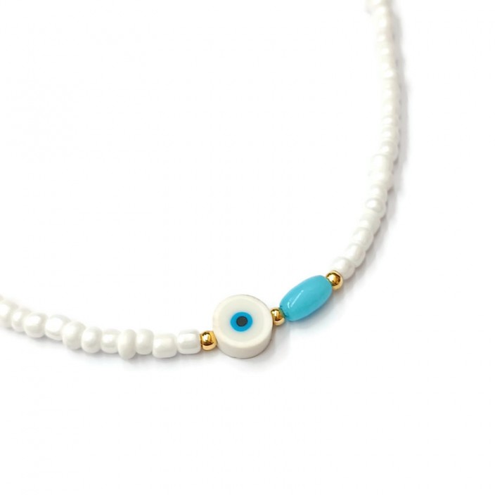 Κολιέ με λευκές μίνι χάντρες, λευκό μάτι από πηλό και γαλάζιο μάτι της γάτας