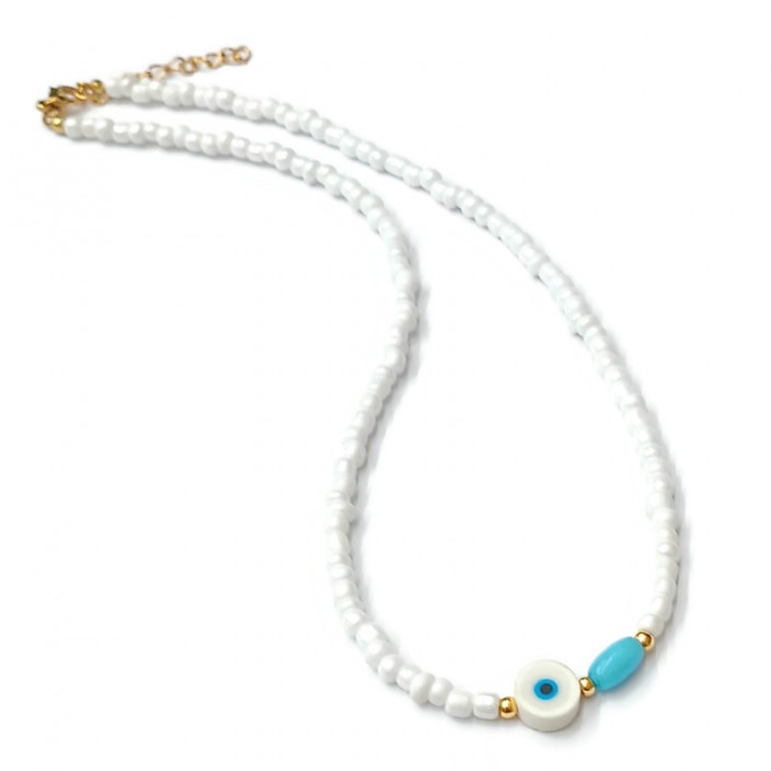 Κολιέ με λευκές μίνι χάντρες, λευκό μάτι από πηλό και γαλάζιο μάτι της γάτας