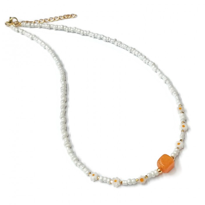 Κολιέ με λευκές μίνι χάντρες, πορτοκαλί κύβο νεφρίτη και λουλουδάκια millefiori