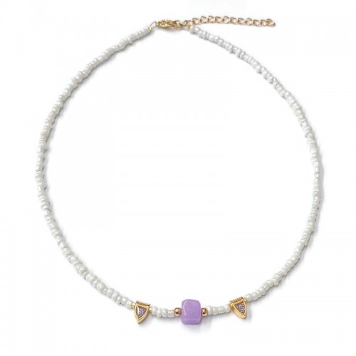 Κολιέ με λευκές μίνι χάντρες, μωβ κύβο νεφρίτη και επίχρυσα στοιχεία με μωβ σμάλτο