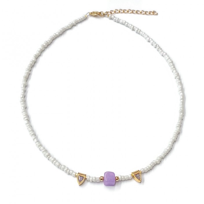 Κολιέ με λευκές μίνι χάντρες, μωβ κύβο νεφρίτη και επίχρυσα στοιχεία με μωβ σμάλτο