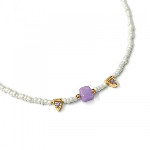 Κολιέ με λευκές μίνι χάντρες, μωβ κύβο νεφρίτη και επίχρυσα στοιχεία με μωβ σμάλτο