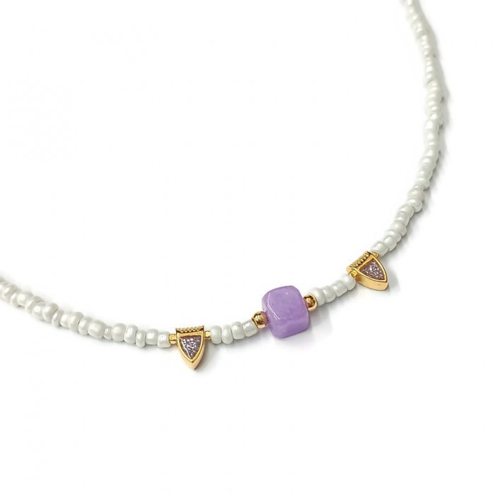 Κολιέ με λευκές μίνι χάντρες, μωβ κύβο νεφρίτη και επίχρυσα στοιχεία με μωβ σμάλτο