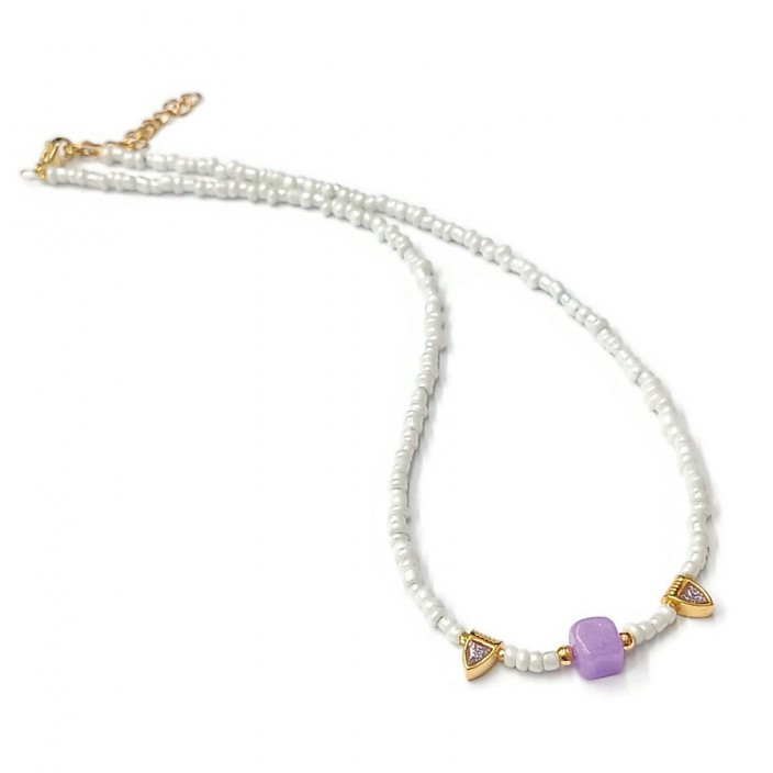 Κολιέ με λευκές μίνι χάντρες, μωβ κύβο νεφρίτη και επίχρυσα στοιχεία με μωβ σμάλτο