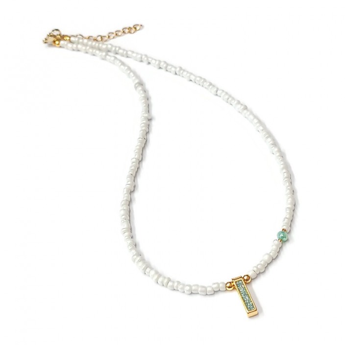 Κολιέ με λευκές μίνι χάντρες και επίχρυση μπάρα με γαλάζιο σμάλτο & γκλίτερ
