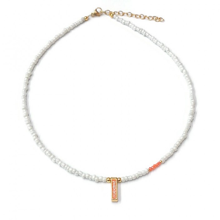 Κολιέ με λευκές μίνι χάντρες και επίχρυση μπάρα με κοραλλί σμάλτο & γκλίτερ