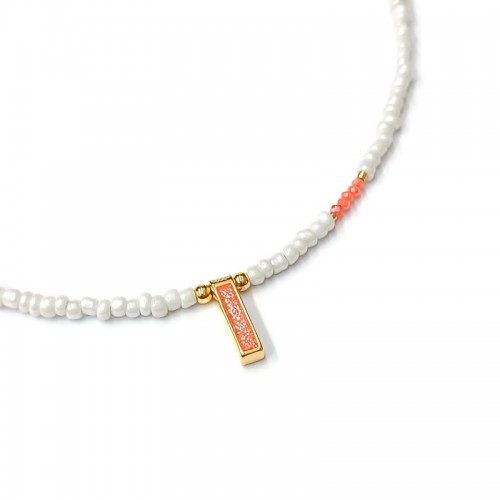 Κολιέ με λευκές μίνι χάντρες και επίχρυση μπάρα με κοραλλί σμάλτο & γκλίτερ