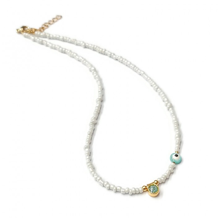 Κολιέ με λευκές μίνι χάντρες και επίχρυσο κυκλάκι με γαλάζιο σμάλτο & γκλίτερ