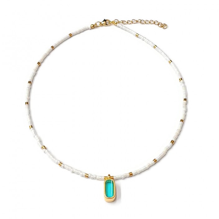 Κολιέ με λευκές miyuki χάντρες και επίχρυσο οβάλ στοιχείο με τυρκουάζ διάφανο σμάλτο