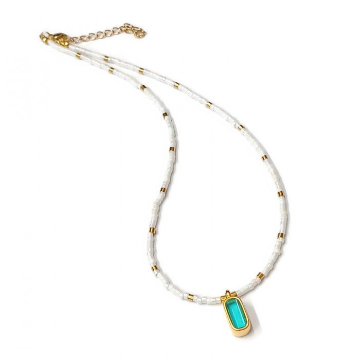 Κολιέ με λευκές miyuki χάντρες και επίχρυσο οβάλ στοιχείο με τυρκουάζ διάφανο σμάλτο