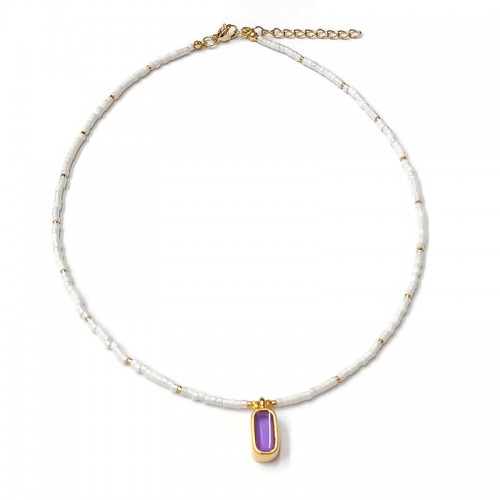 Κολιέ με λευκές miyuki χάντρες και επίχρυσο οβάλ στοιχείο με μωβ διάφανο σμάλτο