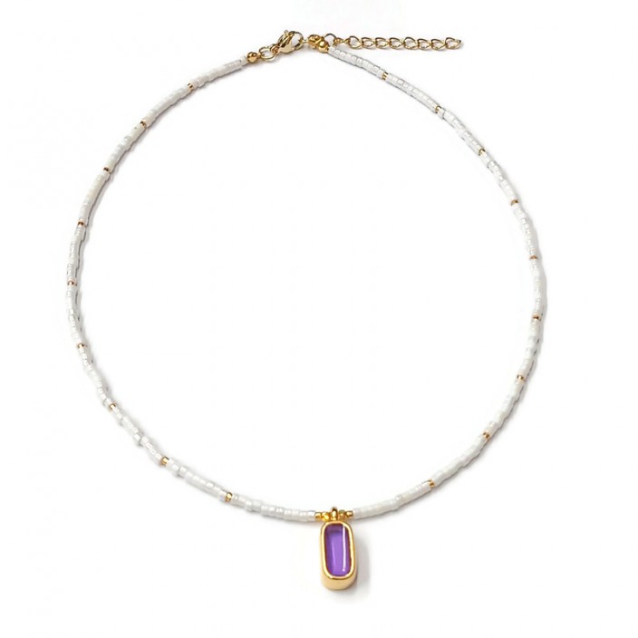 Κολιέ με λευκές miyuki χάντρες και επίχρυσο οβάλ στοιχείο με μωβ διάφανο σμάλτο