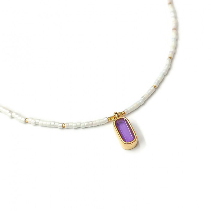 Κολιέ με λευκές miyuki χάντρες και επίχρυσο οβάλ στοιχείο με μωβ διάφανο σμάλτο