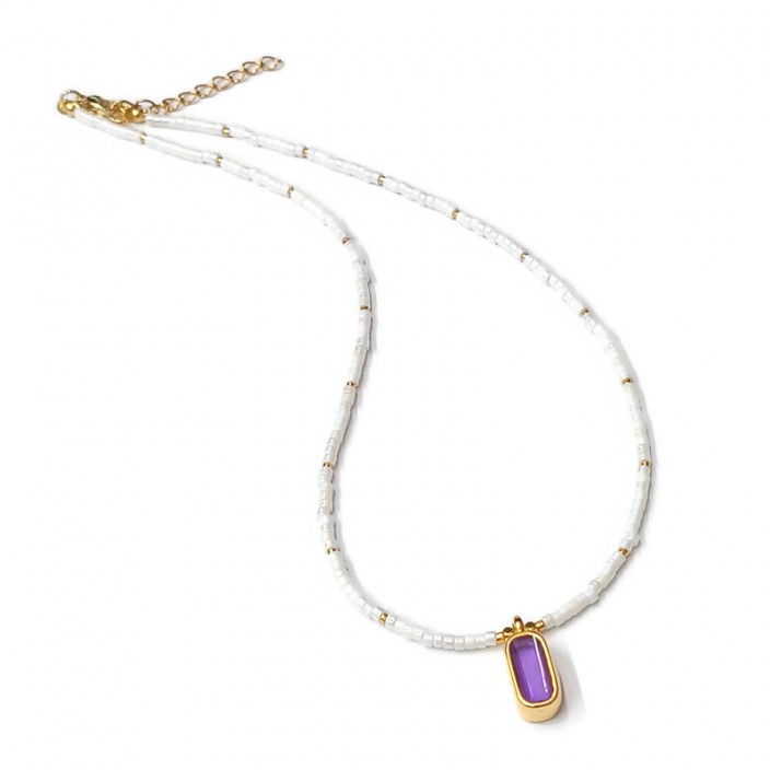 Κολιέ με λευκές miyuki χάντρες και επίχρυσο οβάλ στοιχείο με μωβ διάφανο σμάλτο