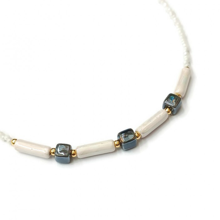 Κολιέ με λευκά κρύσταλλα, λευκές & μαύρες κεραμικές χάντρες