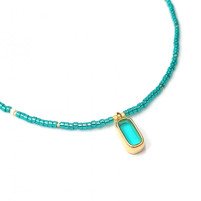 Κολιέ με τυρκουάζ μίνι χάντρες και οβάλ επίχρυσο στοιχείο με τυρκουάζ διάφανο σμάλτο