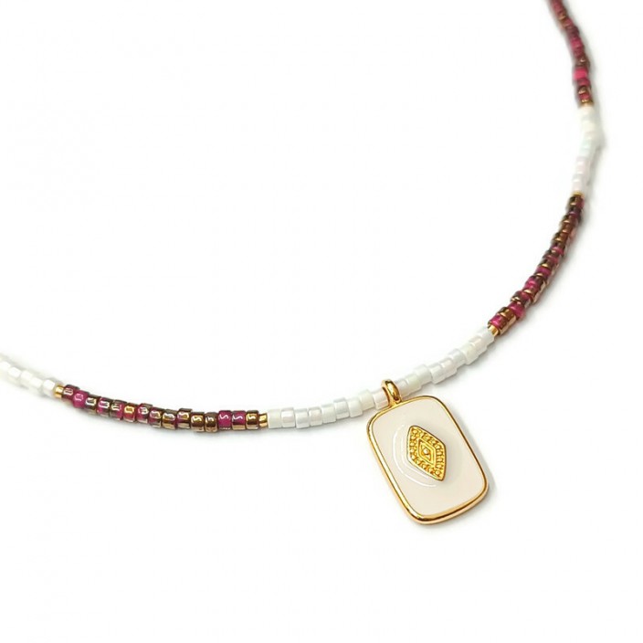Κολιέ με λευκές/φούξια χάντρες και επιχρυσο στοιχείο με λευκό σμάλτο και ανάγλυφο ρόμβο