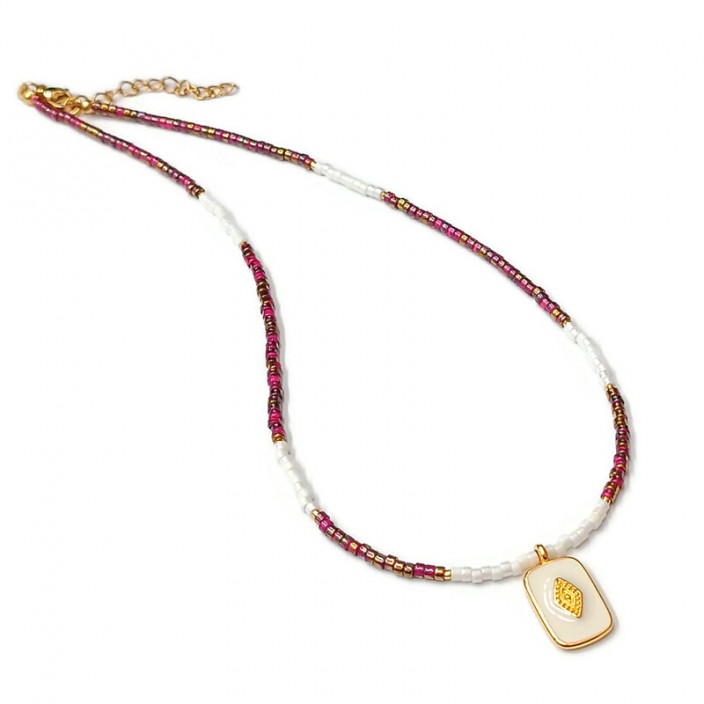Κολιέ με λευκές/φούξια χάντρες και επιχρυσο στοιχείο με λευκό σμάλτο και ανάγλυφο ρόμβο