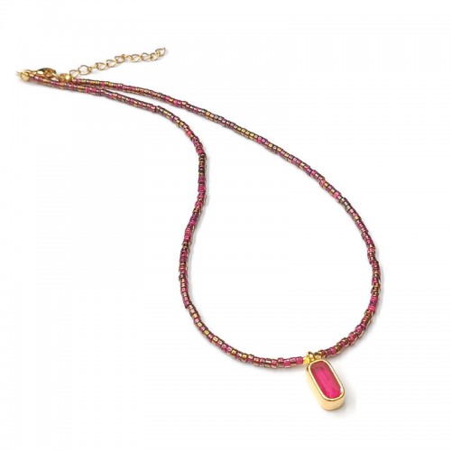 Κολιέ με φούξια μίνι χάντρες και επίχρυσο οβάλ στοιχείο με φούξια διάφανο σμάλτο
